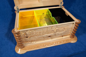 Truhe mit geöffnetem Deckel